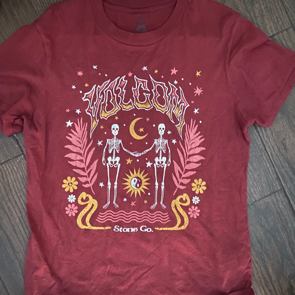 Maroon billabong T-shirt